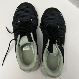 On Cloud Shoes Size 9